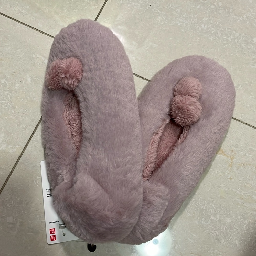 NWT pink fuzzy slippers